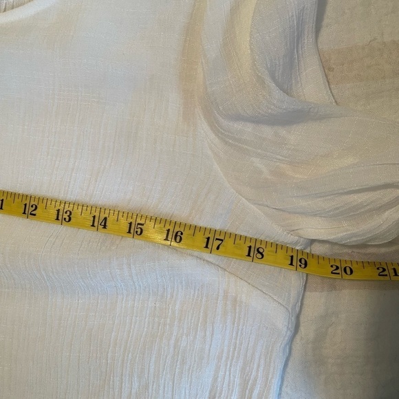 Alex white Top. Pull over, 3/4 length flutter sleaves BOHO. Size L - Picture 9 of 9